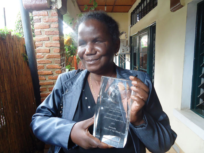 Umuyobozi nshingwabikorwa wa RUB, Donatilla yakiriye igihembo (ikirahure cy