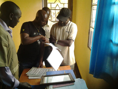 Umuyobozi w'Abacukuzi mu Ntara y'Iburengerazuba, Faida JMV asobanurira Umuyobozi Mukuru wungirije wa RNRA ibikorwa bya Koperative.