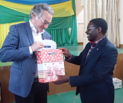 Umuyobozi w'Akarere ka Gakenke, Nzamwita Deogratias ashyikiriza impano Minisitiri Jean -Pascal Labille. (Foto: L. Nshimiyimana)