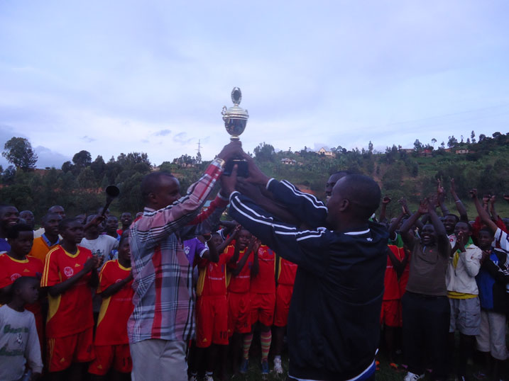 Umuyobozi w'Akarere ka Karongi Kayumba Bernard aha igikombe ikipe y'abagabo y'Umurenge wa Gashali.