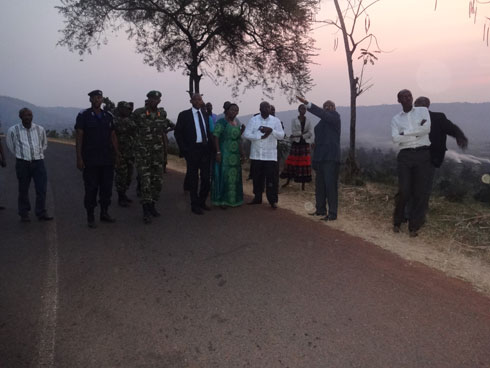 Umuyobozi w'Akarere ka Kirehe abasobanurira imiterere y'umuhanda mu ikorosi rya Cyunuzi.