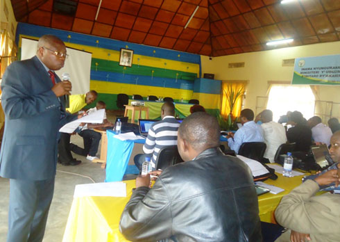 Umuyobozi w'Ibitaro bya Kibogora, Dr Nsabimana Damien, asobanurira abayobozi b'Ibitaro bagenzi be uko bita ku isuku na serivise nziza kandi bigashoboka.