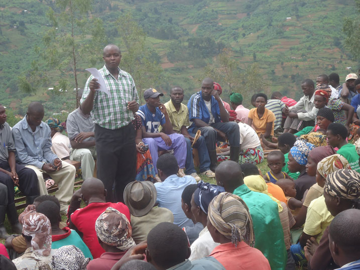 Umuyobozi w'Inama y'Igihugu y'Urubyiruko Wungirije mu Karere ka Karongi asobanura ibikorwa bizakorwa mu kwezi k'urubyiruko.