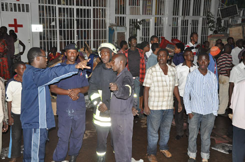 Umuyobozi w'Umujyi wa Kigali n'abandi bayobozi baje kureba uko ikibazo kimeze.