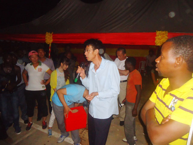 Umuyobozi w'Umushinga w'umuhanda Mwityazo Karongi, Bwana Wang Hong Bo (ufite microphone) ubwo yagezaga ijambo ku bari bitabiriye ibirori bisoza Umwaka w'Abashinwa.