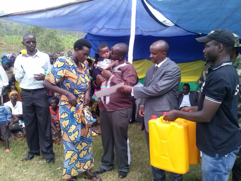 Umuyobozi w'akarere atanga ibihembo.