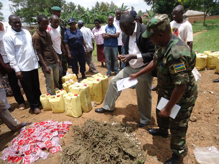 Umuyobozi w'akarere ka Bugesera atangiza igikorwa cyo kumena ibiyobyabwenge.
