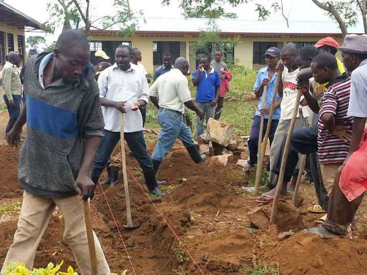 Umuyobozi w'akarere ka Bugesera yifatanya n'abaturage gucukura umusingi w'ahazubakwa amashuri.