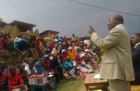 Umuyobozi w'akarere ka Burera yabwiye Abanyakinyababa ko kwigira atari ukuba nyamwigendaho.