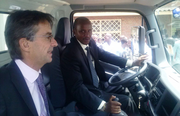 Umuyobozi w'akarere ka Karongi n'umuyobozi wa AFD bataha imodoka ku mugaragaro.