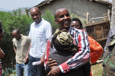 Umuyobozi w'akarere ka Karongi, Kayumba Bernard, asura umuturage wahawe Inka mu mihigo ya 2012-2013.