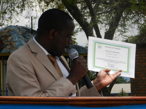 Umuyobozi w'akarere ka Ngoma yerekana certificate abaturage ba Ngoma bahawe na Perezida wa Repubulika y' u Rwanda kukuba baresheje imihigo neza.