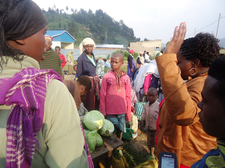 Umuyobozi w'akarere ka Nyabihu wungirije ushinzwe iterambere ry'ubukungu yiyama abacururiza hasi no ku mihanda abasaba ko bakwegera abandi muri “selling Point”.