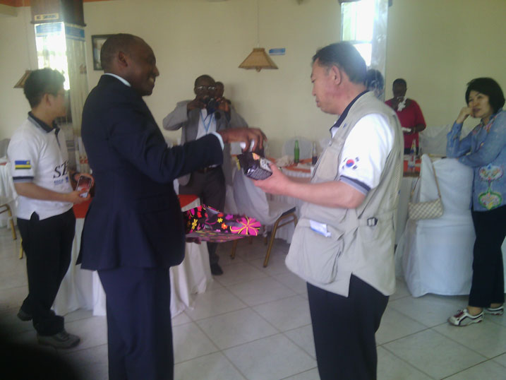 Umuyobozi w'akarere ka Nyamagabe Mugisha Philbert ahereza impano Lee Chan-yeol.