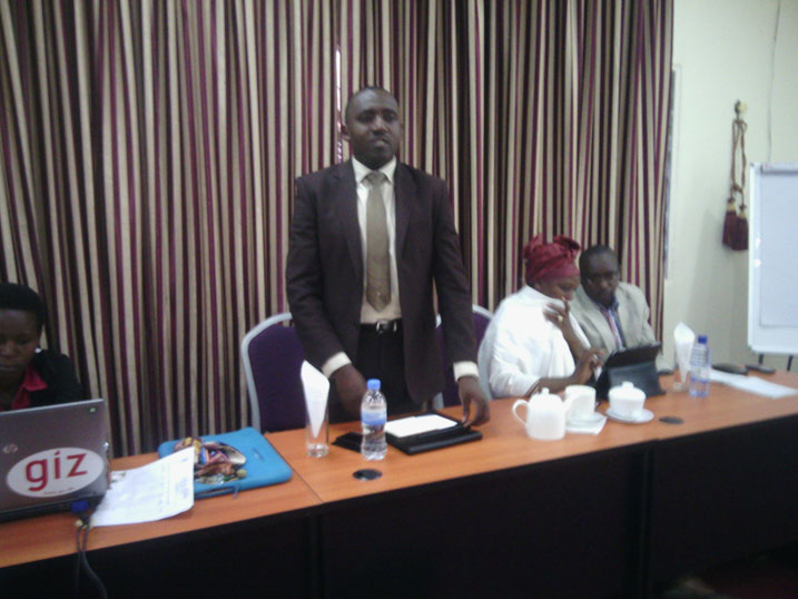 Umuyobozi w'akarere ka Nyamagabe, Mugisha Philbert areba ibyagaragajwe mu bushakashatsi bwakozwe n'umuryango Initiative pour la Participation Citoyenne.