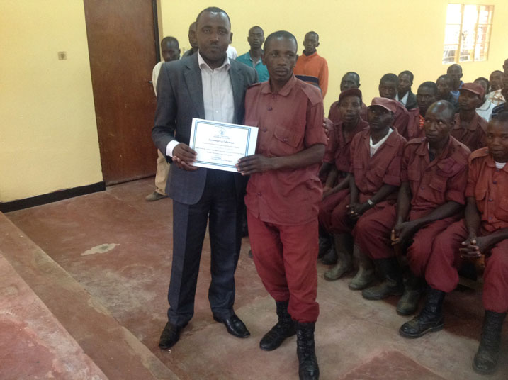 Umuyobozi w'akarere ka Nyamagabe, Mugisha Philbert ashimira umwe mu bahoze muri Local defense force.