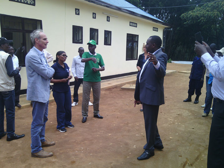 Umuyobozi w'akarere ka Nyamagabe, Mugisha Philbert n'umuyobozi w'inkambi ya Kigeme, Ntirenganya Deo basobanurira Vasco Rodrigues aho imirimo yo kubaka "One Stop Center" igeze.