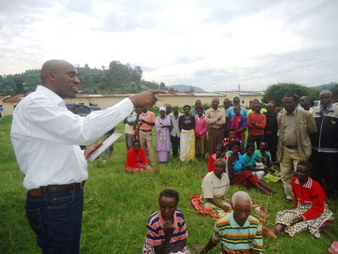 Umuyobozi w'akarere ka Nyamasheke Habyarimana Jean Baptiste ubwo yaganiraga n'abaturage b'umurenge wa Kanjongo.