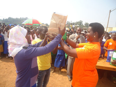 Umuyobozi w'akarere ka Nyamasheke wungirije, Mme Gatete Catherine ashyikiriza ibihembo itsinda ryabaye irya mbere mu gukina ikinamico.