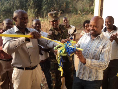 Umuyobozi w'akarere ka Nyamasheke, Habyarimana Jean Baptiste (ibumoso) n'Umuyobozi Mukuru wungirije wa RALGA, Sibomana Saidi bataha bimwe mu bikorwa by'imihigo.
