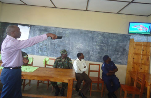 Umuyobozi w'akarere ka Nyamasheke atangiza gahunda ya Tunga TV mu kagari ka Miko mu murenge wa Karengera.