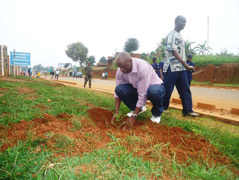 Umuyobozi w'akarere ka Nyamasheke, Habyarimana Jean Baptiste atera igiti ku muhanda unyura imbere y'ibiro by'aka karere.