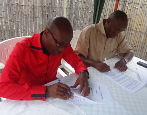 Umuyobozi w'akarere ka Rubavu Sheikh Bahame Hassan (ibumoso) n'Umuyobozi w'akarere ka Nyamasheke Habyarimana Jean Baptiste basinya amasezerano y'ubufatanye.