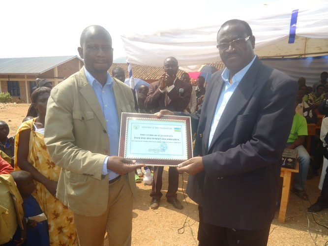 Umuyobozi w'akarere ka Ruhango wungirije ushinzwe imari, Twagirimana Epimaque, ashima umuyobozi wa Food For The Hungry mu Rwanda, Russel Mushanga.