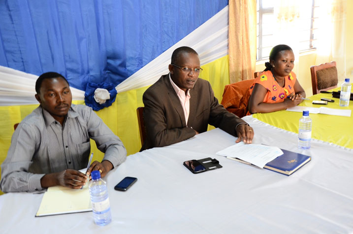 Umuyobozi w'akarere ka Rusizi (hagati) asaba abayobozi b'imirenge gufata neza ibikorwa batewemo inkunga.