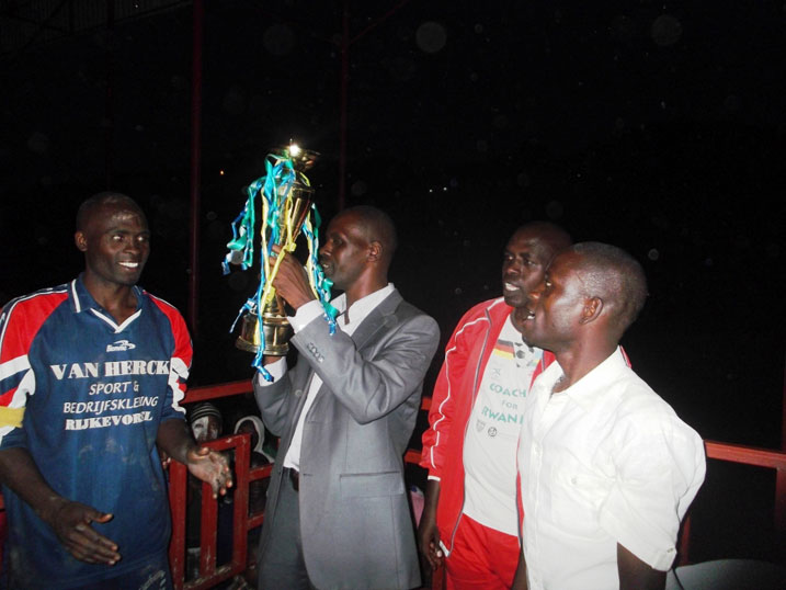 Umuyobozi w'akarere ka Rutsiro yashyikirije kapiteni w'ikipe y'umurenge wa Kivumu igikombe giherekejwe n'ibihumbi 150.