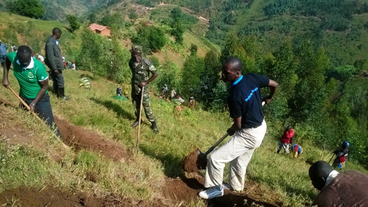 Umuyobozi w'akarere ka Rutsiro, Byukusenge Gaspard na Minisitiri Stanislas Kamanzi bifatanyije n'abaturage ba Mukura mu muganda rusange.
