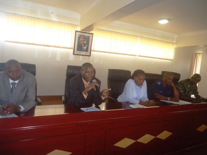 Umuyobozi w'akarere ka Rwamagana, Uwimana Nehemie, yasabye abakozi b'aka karere kurangwa n'ubufatanye ndetse no kwirinda amakosa mu kazi.