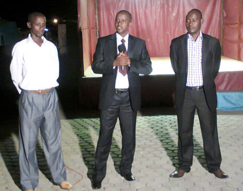 Umuyobozi w'akarere ka (hagati), perezida wa koperative yubatse inzu hoteli ikoreramo (ibumoso) na nyiri hoteli (iburyo).