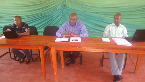 Umuyobozi wungirije w'akarere ka Rusizi, Habyarimana Marcel, agira inama abashinzwe amakoperative uburyo bafasha SACCO gutera imbere.