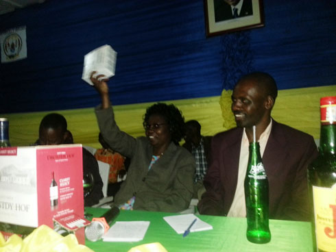 Umuyobozi w'akarere wungirije ushinzwe imibereho myiza y'abaturage yakanguriye abakozi b'akarere gukoresha utwo dukingirizo.