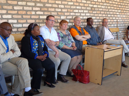 Umuyobozi wungirije w'akarere ka Nyamagabe, Abasenateri b'u Rwanda ndetse n'abadepite bo mu Bubiligi baganira n'impunzi.