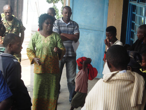 Umuyobozi w'akarere wungirije ushinzwe imibereho myiza yabashishikarije kujyana abana mu ishuri no kuboneza urubyaro.