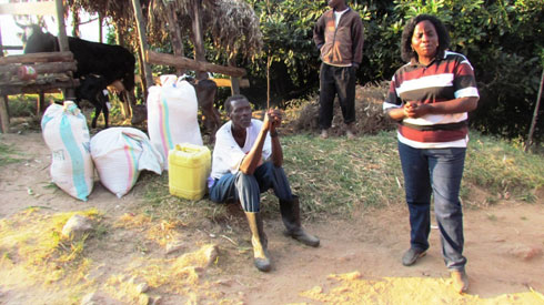 Umuyobozi w'akarere wungirije ushinzwe ubukungu n'iterambere yashyikirije umusaza Singirankabo ibyo bari bamugeneye.