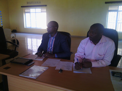 Umuyobozi w'akarere wungirije, Byiringiro Emile na Sibomana Innocent, ushinzwe uburezi mu karere ka Nyamagabe.