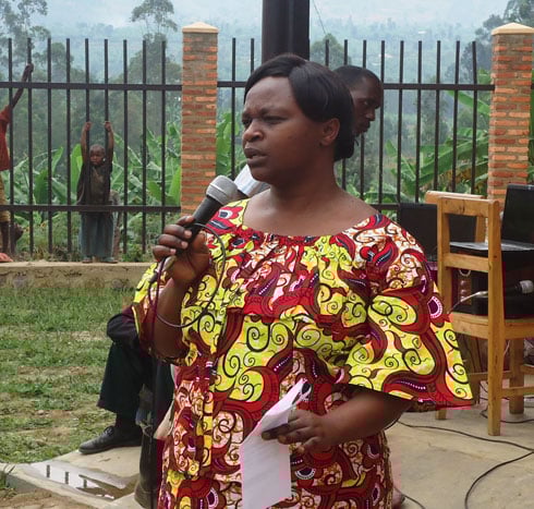 Umuyobozi w'akarere wungirije, Uwitonze Odette arasaba abaturage gufatana urunana n'ubuyobozi.