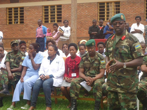 Umuyobozi w'ibitaro bya gisirikari by'i Kanombe ageza ijambo ku baturage bari bagiye kwivuza.