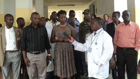 Umuyobozi w'ibitaro bya Mibirizi, Dr Akintije Kariyopi, asobanura imikorere y'ibitaro ayobora.