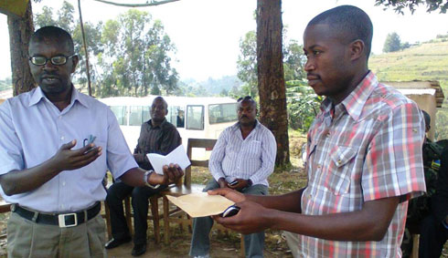 Umuyobozi ushinzwe serivise zihabwa abene gihugu mu kigo cy'igihugu gishinzwe abinjira n'abasohoka ashyikiriza umuyobozi w'akagari ka Bisesero inkunga y'ibihumbi 300 byo kwishyura mitiweli.