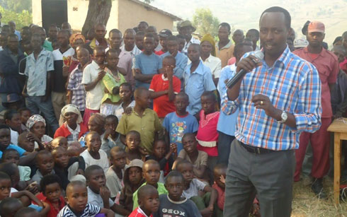 Umuyobozi w'intara y'Amajyepfo Munyantwari Alphonse ashishikariza abaturage gukora cyane.