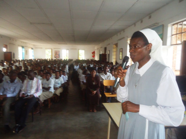 Umuyobozi w'ishuri Institut Sainte Famille-Nyamasheke, Soeur Lucie Nagiruwishema yavuze ko ibiganiro kuri Ndi umunyarwanda bizubaka urubyiruko rw'u Rwanda.