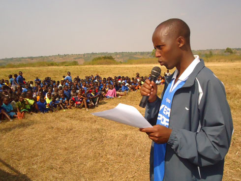 Umuyobozi w'ishuri avuga ko kutagira amashanyarazi bituma batakaza amafaranga y'ingendo bajya kwandikisha inyandiko z'ishuri ahari amashanyarazi.