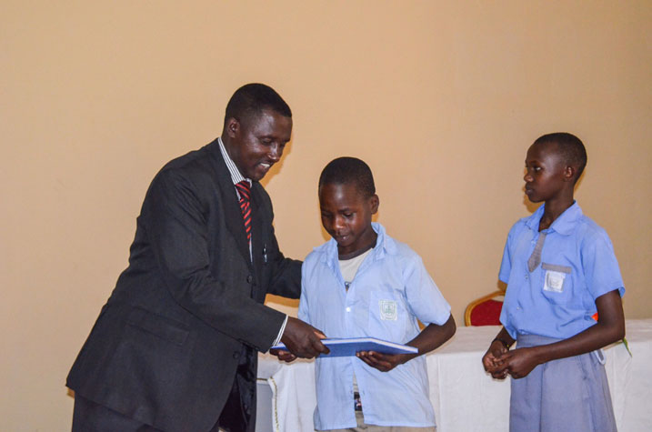 Umuyobozi w'ishuri ry'ubuforomo n'ububyaza aha impamyabumenyi abana bari barangije amasomo ku ikoranabuhanga muri iri shuri.