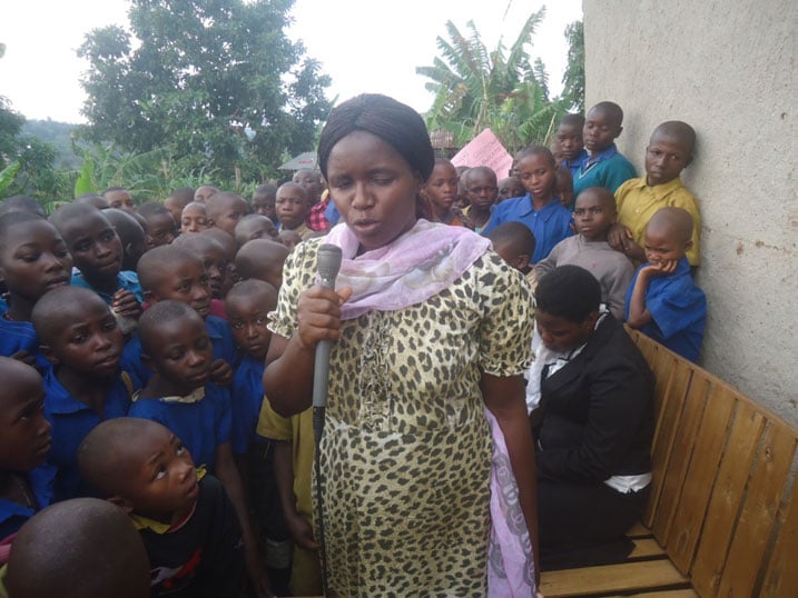 Umuyobozi w'ishuri yihanganisha abana n'ababyeyi.