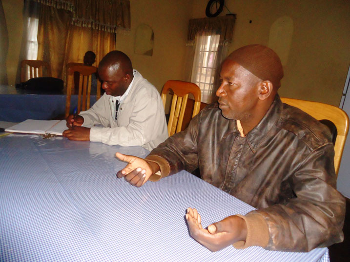 Umuyobozi w'ishuri, bwana Ruhotombuga Evariste (wambaye ingofero) n'ushinzwe uburezi mu karere baganira n'abanyeshuri.