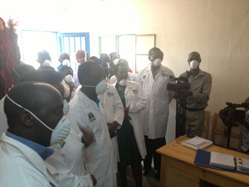 Umuyobozi w'umujyi wa Kigali asobanurirwa imikorere y'urwo ruganda.